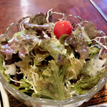 吉ひろ - カレーにはサラダが付いてきます