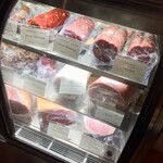 Abats - ショーケースは2台設置　常時20種類以上のシャルキュトリを販売していますが少量生産なので売り切れ御免ということで