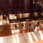 Abats - 製造工場の厨房です　まだ開店したばかりでピッカピカ