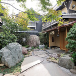 いっちょう - 内観写真:日本庭園をイメージしたアプローチ