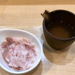 飯田商店 - 途中で提供される「しゃぶ肉」と濃厚昆布水