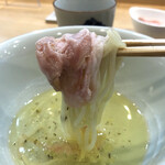 飯田商店 - しゃぶ肉、昆布水を絡めた麺を一緒につけ汁へ