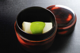 Tatsumiya - 白ずいき 抹茶掛け(夏季)、百合根 抹茶掛け(冬季)。シンプルなだけに素材と抹茶がとてもからみ合います。