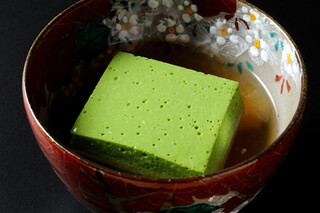 Tatsumiya - 先代から受け継ぎ、一子相伝の「抹茶豆腐」。口の中で広がる香りと溶けるような食感を。