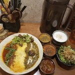 SPICY CURRY 魯珈 - 選べる２種カレー(サグポークwith椎茸＋ 激辛ラムカレー～Ｅモード～)＋ぷちカレー３種ー(魯珈チキンカレー＋ラムカレー(ビンダル風)＋クリーミィ野菜コルマカレー)＋ぷちサラダ+ラッシー