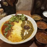 SPICY CURRY 魯珈 - 選べる２種カレー(サグポークwith椎茸＋ 激辛ラムカレー～Ｅモード～)＋ぷちカレー３種(魯珈チキンカレー＋ラムカレー(ビンダル風)＋クリーミィ野菜コルマカレー)