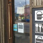 エンデバー - 訪問日の入口外観、営業時間POPの他に、ドア横に「クラフトビール」「レストラン（店内飲食可能の意）」「テイクアウト」のピクトグラム