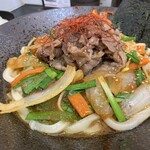 極楽うどん TKU - 士幌黒牛の炙りプルコギうどん（小ごはん付き）（￥1100）