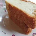 Leaf - パン2枚。
                                サクサク系ではなくモッチリ系です。