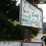 Leaf - お店の看板。
      そこそこ目立ちますね。