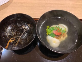 h Kanzan - 煮物椀　
          　　トロフィー長芋　月光(百合根)　菜の花　鯛
          