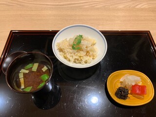h Kanzan - 御飯
          　土鍋　　筍ご飯
          　　八丁味噌赤出汁　お漬物
          　　 柚子大根 海苔 パプリカ