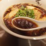 フラン軒 - スープは漆黒の濃口醤油の主張するスープです。