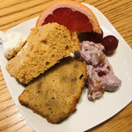 バルバッコア - デザートのフルーツとシフォンケーキ、バナナケーキ、アサイーヨーグルト