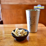 八丈島 - [左手前]お通し@270円│[右奥]あしたばハイボール@420円