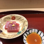 Akasaka Kikunoi - 昼懐石１２１００円。鮪。めじ鮪を黄身醤油でいただきます。当店のお造りの中では今ひとつ。。黄身醤油が美味しすぎて、鮪が。。。