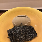 赤坂 菊乃井 - 昼懐石１２１００円。ほうじ茶アイスクリーム、黒胡麻豆腐。アイスクリームのコクが弱く、さっぱりし過ぎる味わいです。。コースの最後にはこれくらい？？ 別腹です（笑）