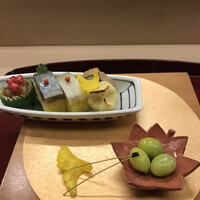赤坂 菊乃井 - 昼懐石１２１００円。八寸。海老香酒漬け、鯖寿司、鱧八幡巻き、茶巾芋など。趣向と盛り付けも楽しめます(^｡^)。紹興酒香る海老、鯖寿司が、特に良かったです（╹◡╹）（╹◡╹）
