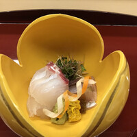 赤坂 菊乃井 - 昼懐石１２１００円。向付。明石天然鯛、うおぜ。鯛は、歯応えがいつもより弱く、むしろ旨味を感じられます（╹◡╹）（╹◡╹）。ポン酢ジュレを固めたものでいただく「うおぜ」も良かったです（╹◡╹）（╹◡╹）