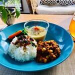 book&cafe Nishi-Tei - 料理写真:2種のカレープレート
