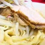 ラーメン二郎 - 豚の厚み