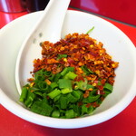 ラーメン二郎 - 待ってる間に粗挽き唐辛子投下～♪