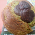 Bekariandokafesanichiichimaru - 抹茶と栗のパン　秋らしいパンで、抹茶入りの生地にスライスした栗がのってておいしいのミャ