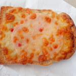 Bekariandokafesanichiichimaru - 朝サンドはオープンサンドというか、ピザトーストなので、ハムにチーズふってるのミャった