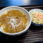 かわたうどん - カレーうどんとサラダ