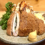 とんかつ一幸 - 梅じその風味を味わうために、
      天日塩で…(^ ^)v