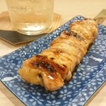 Kisetsu Ryouri To Jizake Yuu - 鶏串焼～知床鶏を大きめに串打ちされている。食べごたえありながらもクセがないのでサッと平らげる。