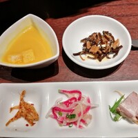 天空飲茶酒家 - 【本日のスープ】と【前菜】昆布とシナチクの中華炒め
                    海老の甘辛パリパリ　紅白大根の浅漬け風サラダ　焼豚
                    