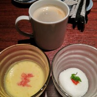 天空飲茶酒家 - マンゴーのとろとろと杏仁豆腐　コーヒー