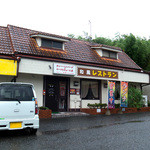 濱屋 - 「濱屋」さんの外観。往年のドライブイン・スタイルなので駐車場広いです。