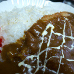 濱屋 - カツも大きい。サクサクした衣でカレーによく合います。間違いない。