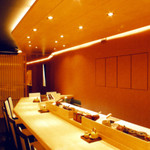 鮨市郎 - カウンターは10席。ゆったりとおくつろぎ頂きながらお食事を楽しんで頂けます。