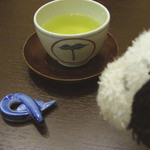 双葉 - 湯飲みにはお店の双葉マークが入ってるよ。箸置きが鰻形。