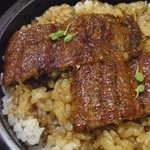 双葉 - 鰻はごはんの中にも入ってるよ。カリッと焼かれていて、とっても香ばしい鰻です。