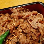 SHANI MUNI - 炭火でサッと炙られ香ばしい焦げ目が最高な牛カルビ、ご飯に良く合うタレや甘辛く煮込んだ玉葱が合う！