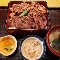 しゃにむに 心斎橋本店 - 炭火を使って豪快な炎で焼き上げる香ばしいお肉がたっぷり！牛ハラミと牛カルビが両方楽しめる「にこにこ重」