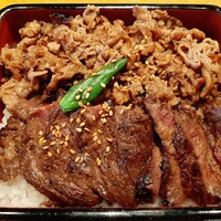 しゃにむに 心斎橋本店 - 手前は斜めにスライスされた食べやすい牛ハラミ、奥は程よく脂がのったジューシーな薄切りカルビ