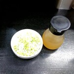 頑爺 - 上タン塩用の、葱とレモン。