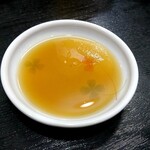 頑爺 - 塩レバー用の、タレとすりおろしニンニク。