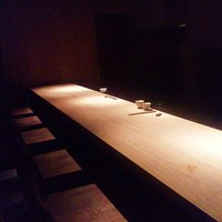 千翠 - カウンター６席の店内　別にテーブル席も完備