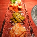 炭火焼肉 山星 - キムチ盛り合わせ
