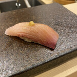 あま木 - 藁でスモークしたブリ