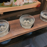 Kaiten Toyama Zushi - 地酒飲み比べ(三種)はセット価格で500円