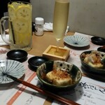 魚と酒 はなたれ - お通しは揚げ出し豆腐、トロトロ食感がいい。
      私のレモンサワーと共に。野毛じゃコレがノーマル？