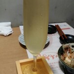 魚と酒 はなたれ - 足元にもスパークリングが……
      ちょっと得した気分