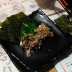 魚と酒 はなたれ - 地魚のなめろう。塩味と味噌味の２種類。
      塩味がなかなか旨い。もちろん味噌もね。